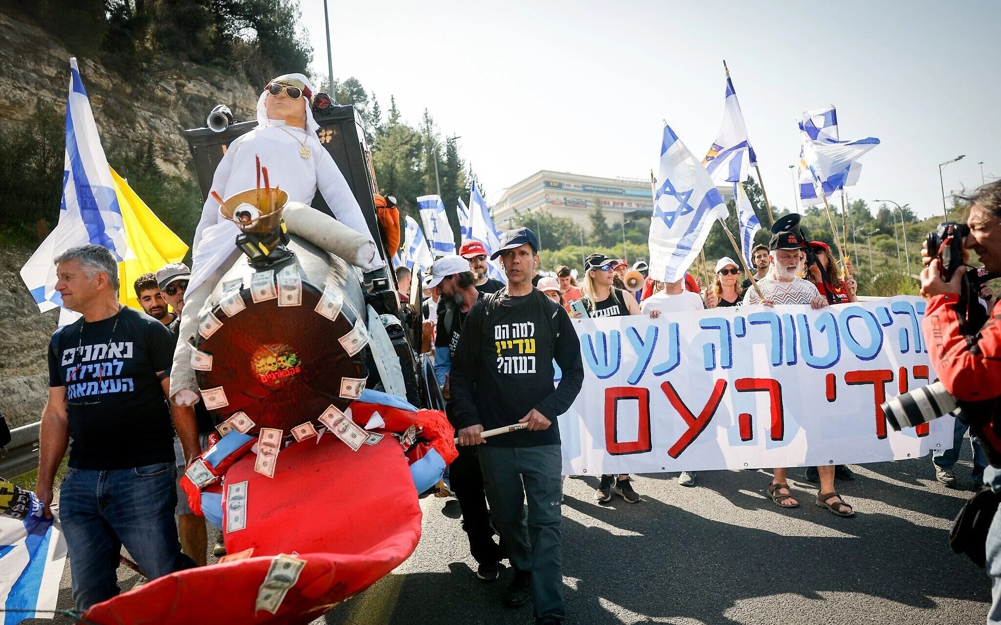 Protesters March Toward Jerusalem, Joining Crowds Near the Knesset, Against Netanyahu’s Plan to fire Shin Bet Chief Ronen Bar Amid the Quatargate Probe