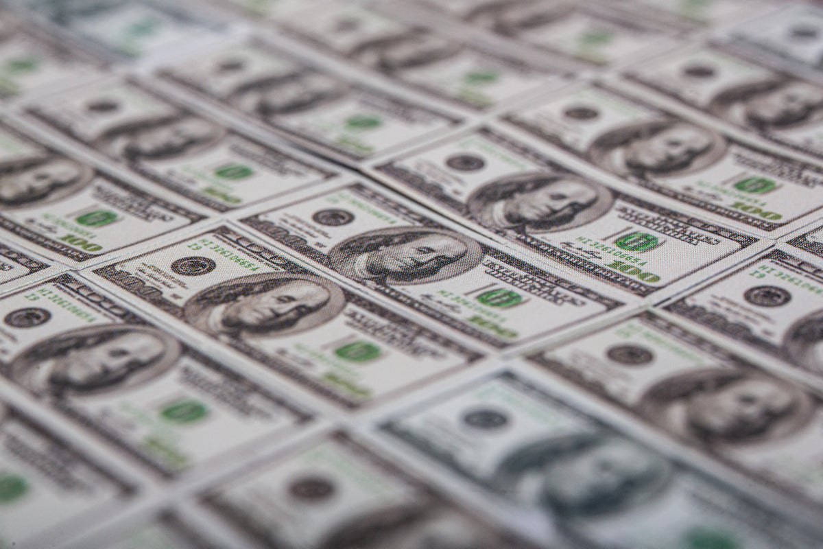 US Dollar Suffers Worst Start to Year in Over Five Decades, Report Claims