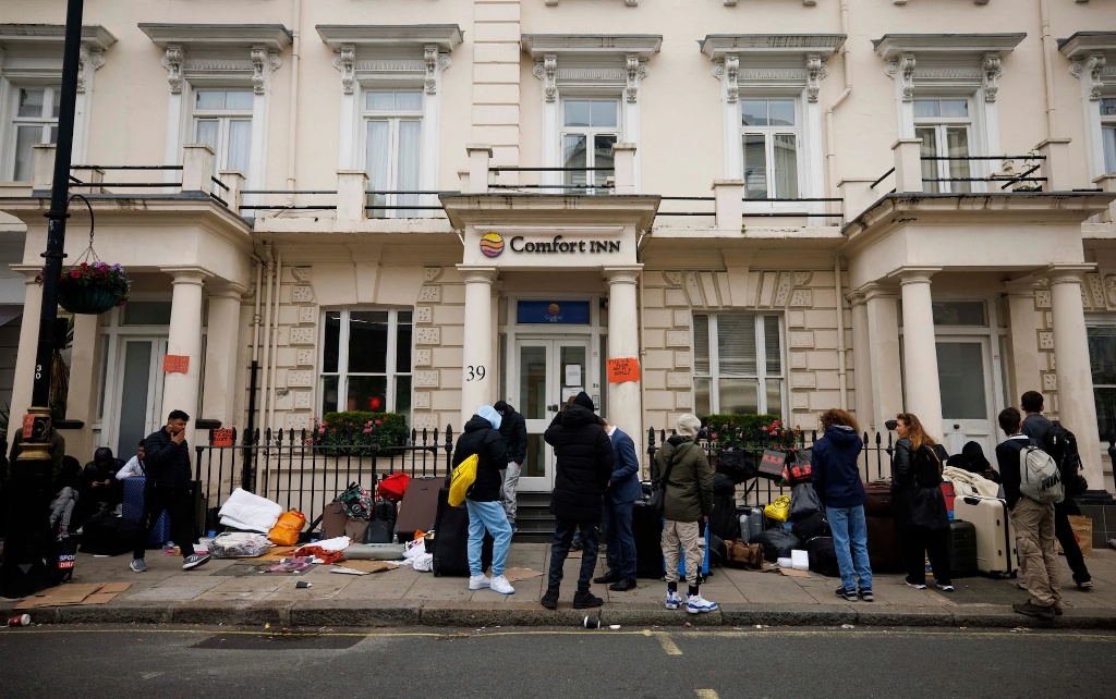 Migrants Could be Moved from Hotels to Warehouses
