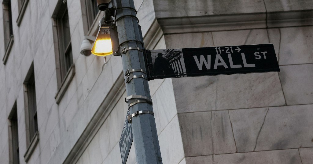 US Bank Stocks Plunge as Investors Grow Uneasy About Mounting Risks